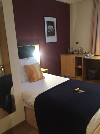 Imagen de la habitación del Hotel Axis. Foto 5