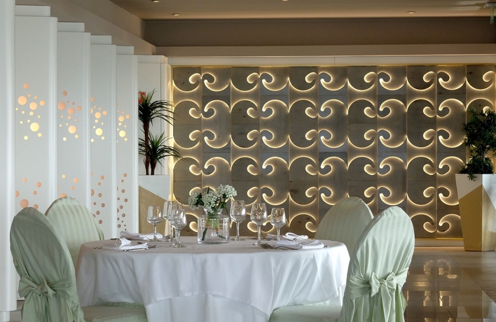 Imagen del bar/restaurante del Hotel Axis Ofir Beach Resort. Foto 3