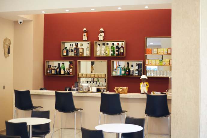 Imagen del bar/restaurante del Hotel Axis Suites. Foto 2