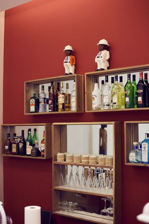 Imagen del bar/restaurante del Hotel Axis Suites. Foto 3