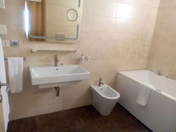 Imagen de la habitación del Hotel Axis Suites. Foto 17