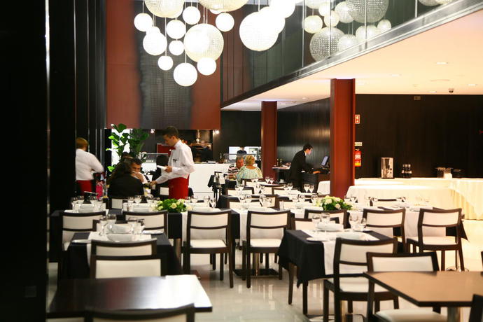 Imagen del bar/restaurante del Hotel Axis Viana Business and Spa. Foto 9