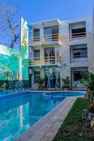 Imagen de la piscina del Hotel Axkan Arte Tuxtla. Foto 17