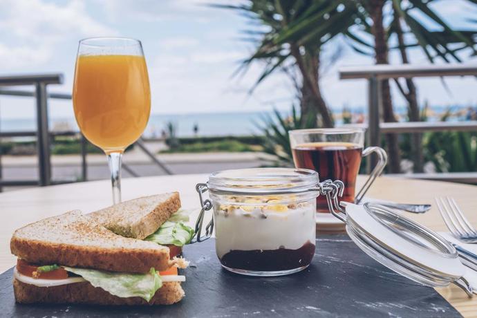 Imagen del bar/restaurante del Hotel Aya Seahotel – Adults Only. Foto 2