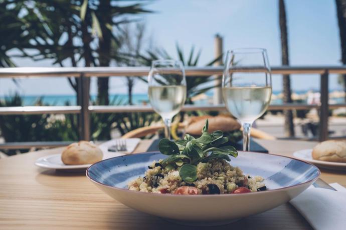 Imagen del bar/restaurante del Hotel Aya Seahotel – Adults Only. Foto 5