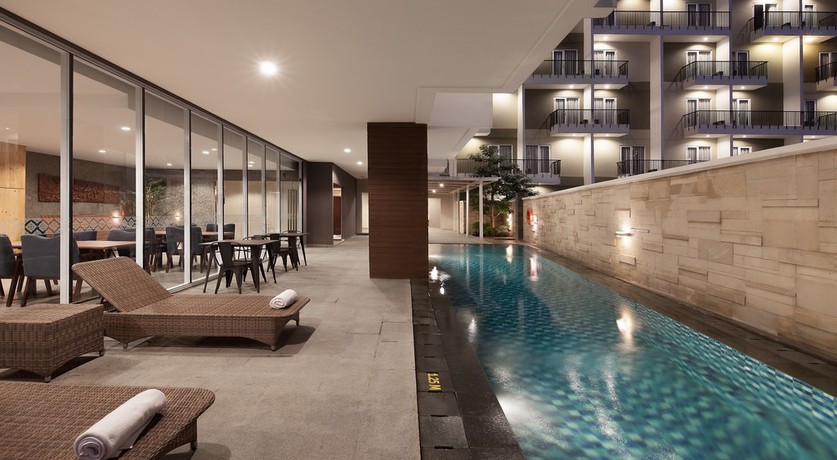 Imagen de la piscina del Hotel Ayaka Suites. Foto 20