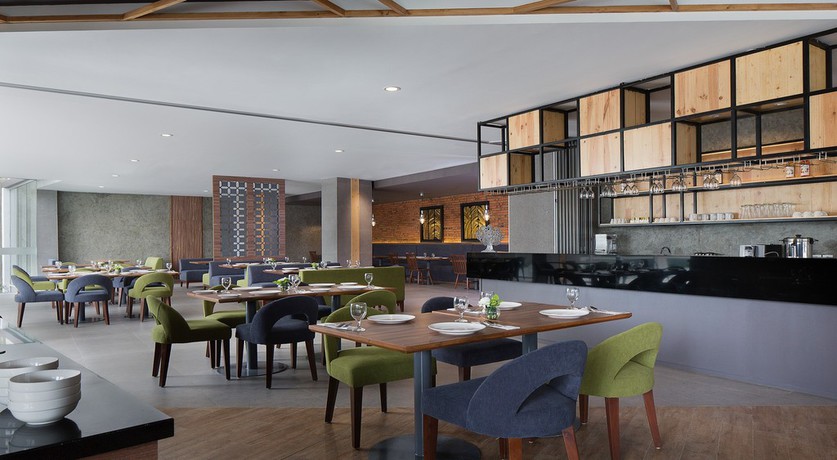 Imagen del bar/restaurante del Hotel Ayaka Suites. Foto 5