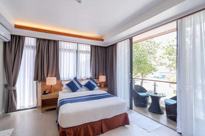 Imagen de la habitación del Hotel Ayala Ocean View. Foto 12