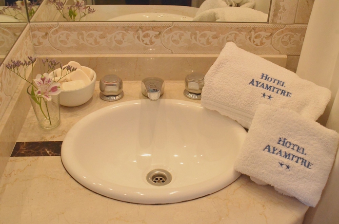 Imagen de la habitación del Hotel Ayamitre. Foto 15