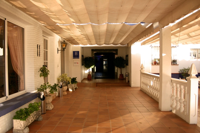 Imagen de los exteriores del Hotel Ayamontino. Foto 16