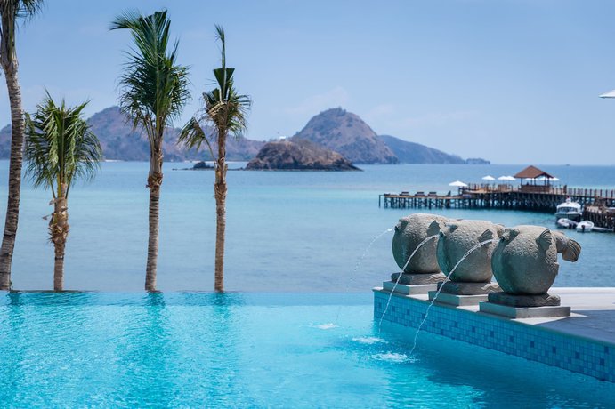 Imagen de la piscina del Hotel Ayana Komodo Waecicu Beach. Foto 17