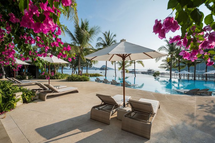 Imagen de la piscina del Hotel Ayana Komodo Waecicu Beach. Foto 18