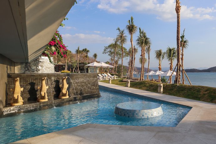 Imagen de la piscina del Hotel Ayana Komodo Waecicu Beach. Foto 19