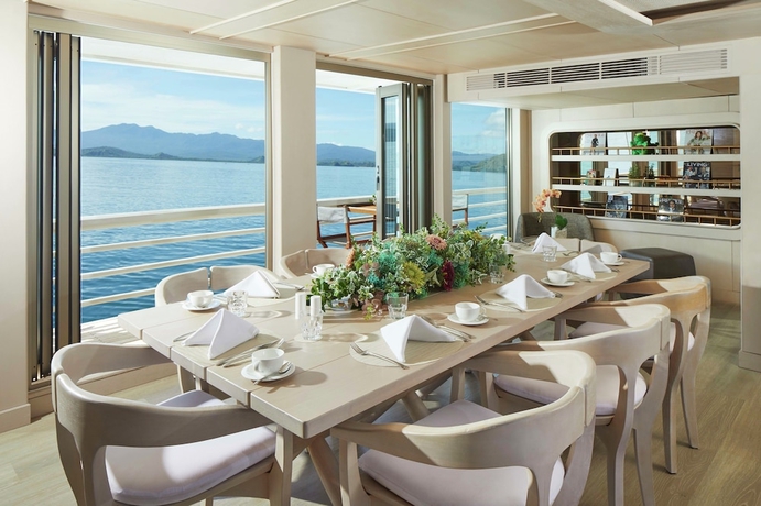 Imagen del bar/restaurante del Hotel Ayana Lako Di'a. Foto 8