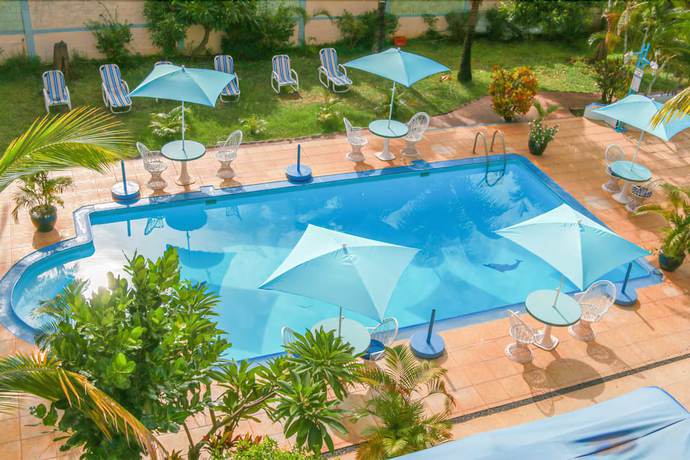 Imagen de la piscina del Hotel Ayatis. Foto 17