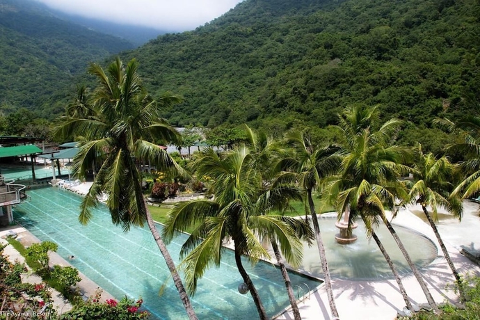 Imagen de la piscina del Hotel Ayawan Hot Spring Resort. Foto 16