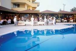 Imagen de la piscina del Hotel Aydinbey Relax. Foto 4