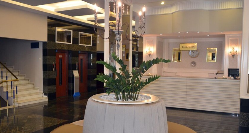 Imagen de los interiores del Hotel Ayintap. Foto 16