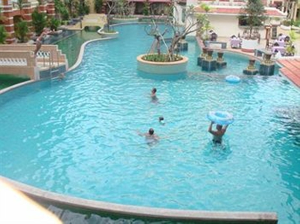Imagen de la piscina del Hotel Ayodhaya Palace Beach Resort Krabi. Foto 13