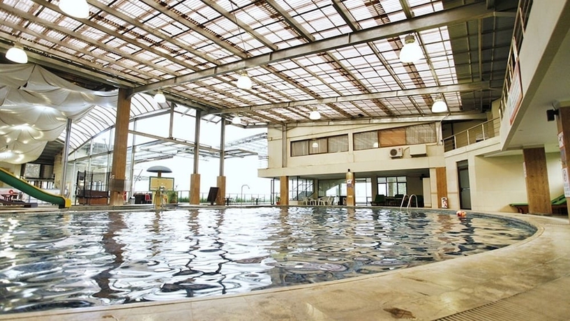 Imagen de la piscina del Hotel Ayola Hoci Cipanas. Foto 19