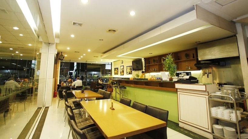 Imagen del bar/restaurante del Hotel Ayola Hoci Cipanas. Foto 4