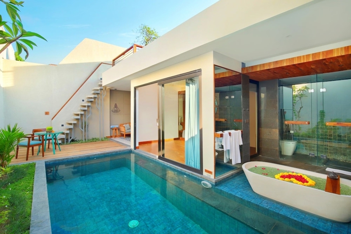Imagen de la piscina del Hotel Ayona Villa. Foto 18