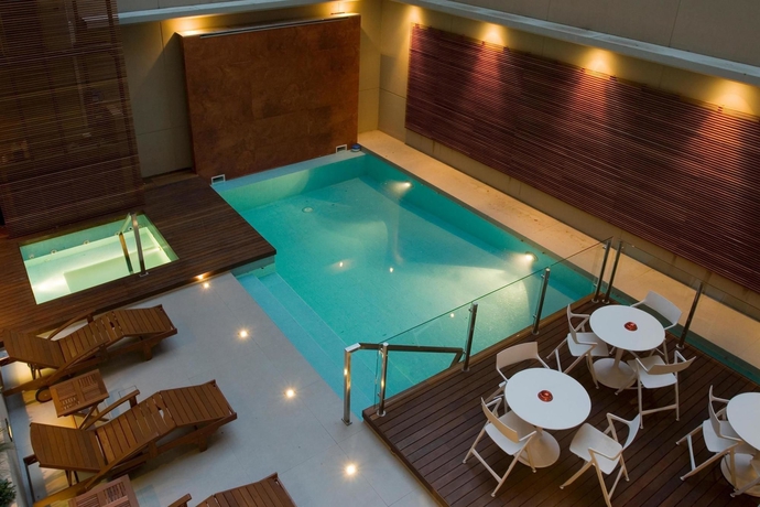 Imagen de la piscina del Hotel Ayres De Recoleta Plaza. Foto 11