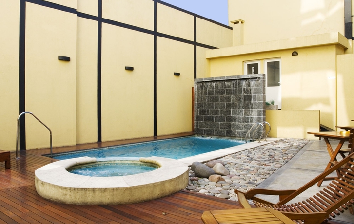 Imagen de la piscina del Hotel Ayres Recoleta Uriburu. Foto 13
