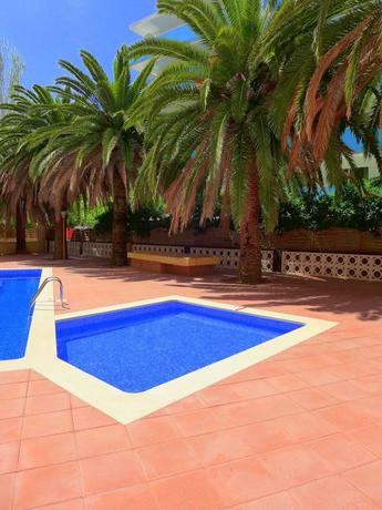 Imagen de la piscina del Hotel Azahar Apartamentos. Foto 17