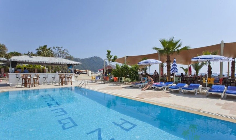 Imagen de la piscina del Hotel Azak Beach. Foto 10