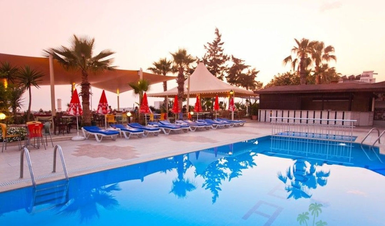 Imagen de la piscina del Hotel Azak Beach. Foto 11