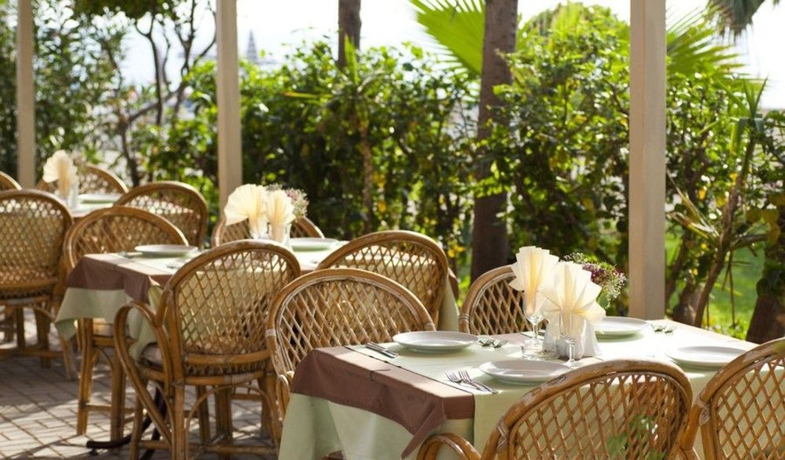 Imagen del bar/restaurante del Hotel Azak Beach. Foto 4