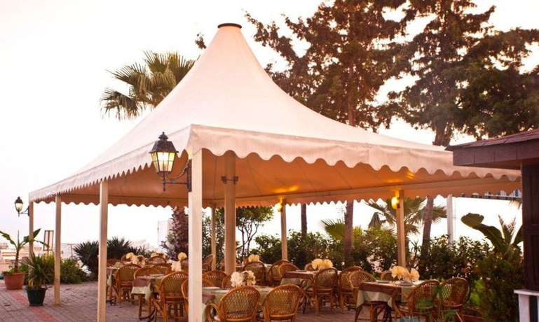 Imagen del bar/restaurante del Hotel Azak Beach. Foto 5
