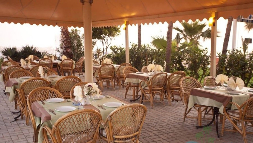 Imagen del bar/restaurante del Hotel Azak Beach. Foto 6