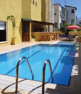 Imagen de la piscina del Hotel Azak Suit Apart Hotel. Foto 4