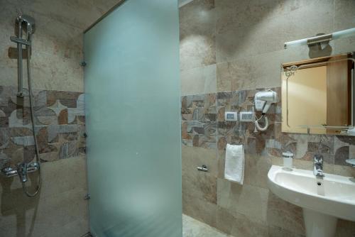 Imagen de la habitación del Hotel Azal Lagoons Resort Abu Simbel. Foto 15