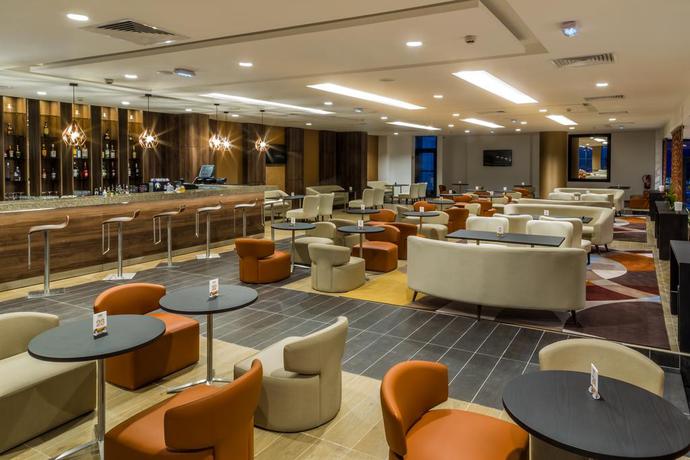 Imagen del bar/restaurante del Hotel Azalai Abidjan. Foto 2