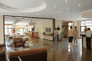 Imagen de los interiores del Hotel Azalea Apart Hotel. Foto 7