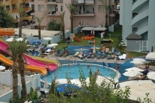 Imagen de la piscina del Hotel Azalea Apart Hotel. Foto 9
