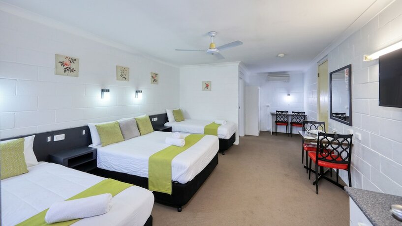 Imagen de la habitación del Hotel Azalea Motel. Foto 14