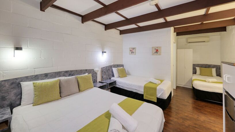 Imagen de la habitación del Hotel Azalea Motel. Foto 19