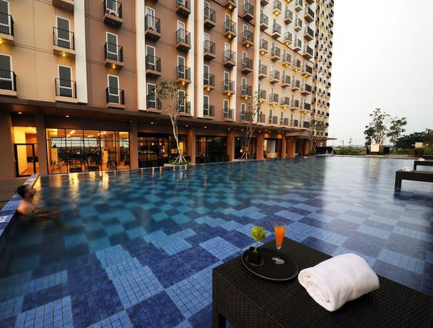Imagen de la piscina del Hotel Azalea Suites Cikarang By Jayakarta Grup. Foto 18