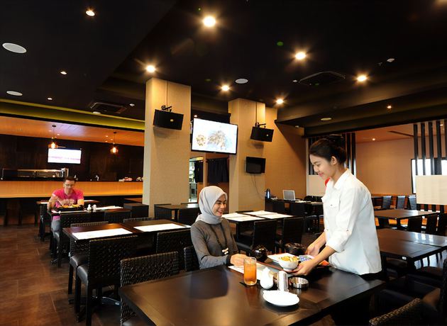 Imagen del bar/restaurante del Hotel Azalea Suites Cikarang By Jayakarta Grup. Foto 4