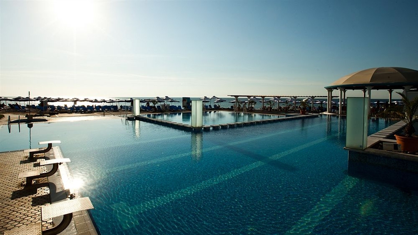 Imagen de la piscina del Hotel Azalia Balneo and Spa. Foto 15