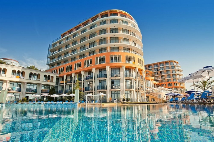 Imagen de la piscina del Hotel Azalia Balneo and Spa. Foto 16