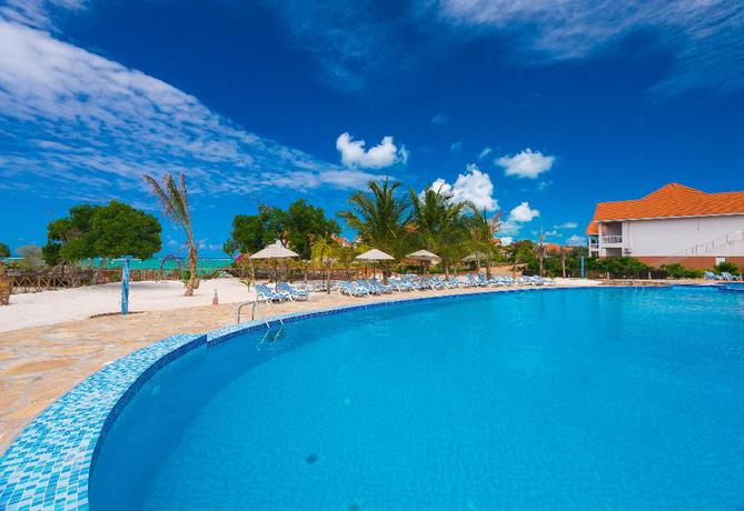 Imagen de la piscina del Hotel Azao Resort and Spa. Foto 19