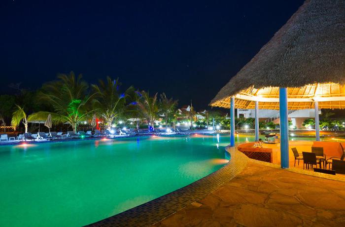 Imagen de la piscina del Hotel Azao Resort and Spa. Foto 20