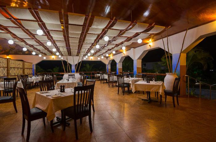 Imagen del bar/restaurante del Hotel Azao Resort and Spa. Foto 7