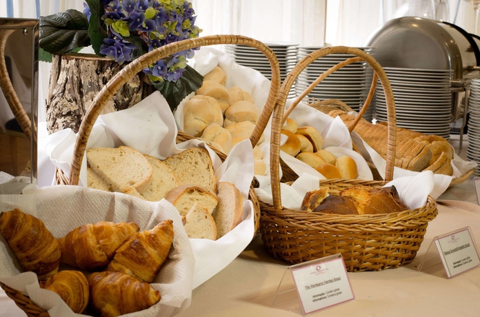 Imagen del bar/restaurante del Hotel Azoris Angra Garden. Foto 3