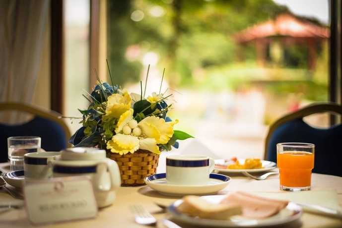 Imagen del bar/restaurante del Hotel Azoris Angra Garden. Foto 4